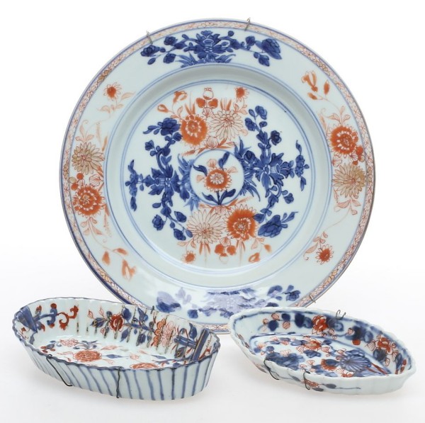 Chinese Imari export plate and two spoon trays